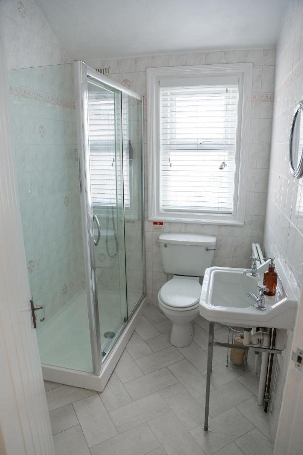 Kingsway Guesthouse - A Selection Of Single, Double And Family Rooms In A Central Location Scarborough Ngoại thất bức ảnh